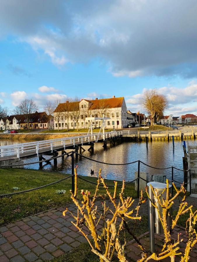 Gasthaus Hafenblick Toenning Exterior photo
